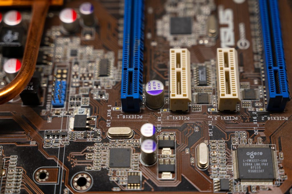 Bagaimana PCIe x16 Berbeda dari PCIe x4 dalam Penggunaan Hardware