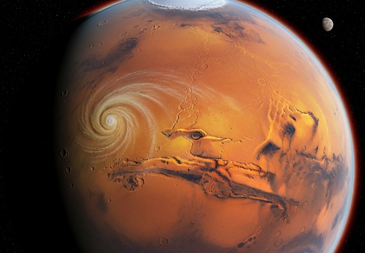 Sebuah visualisasi menakjubkan dari Planet Mars, menampilkan permukaannya yang berwarna karat kemerahan yang khas, dihiasi dengan lembah-lembah dalam, kawah-kawah kuno, dan dataran luas. Kutub utara dan selatan planet ini tertutup oleh tudung es putih yang berkilauan. Sebuah pusaran awan atmosfer yang besar terlihat berputar di salah satu belahan, menandakan aktivitas cuaca. Di kejauhan, salah satu bulan Mars yang kecil tampak mengambang di antara bintang-bintang. Gambar ini menonjolkan keindahan dan kekasaran lanskap Mars dari luar angkasa.